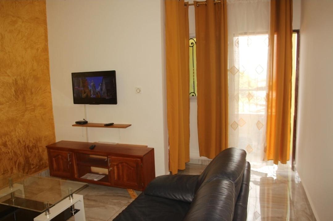 Residence 2K Studio Meuble-Chapelle Symbock-Gardien-Wifi-Location Vehicule Yaoundé Eksteriør billede